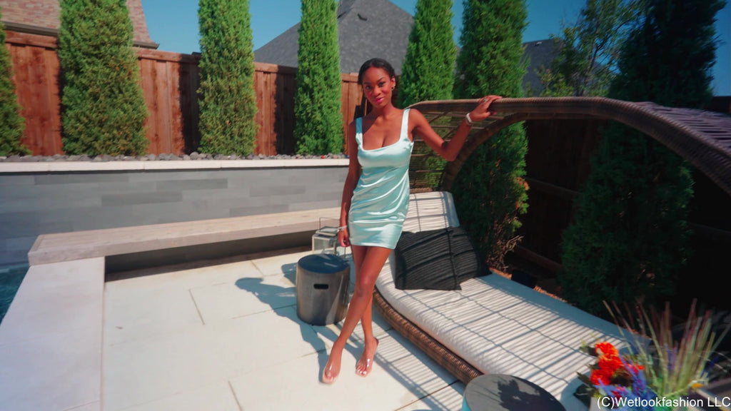 Amy schwimmt in einem Minikleid und High Heels