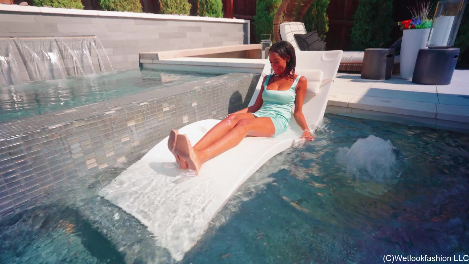 Amy schwimmt in einem Minikleid und High Heels