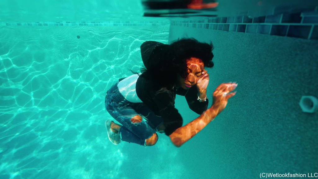 Amy's Unplanned Underwater Indulgence