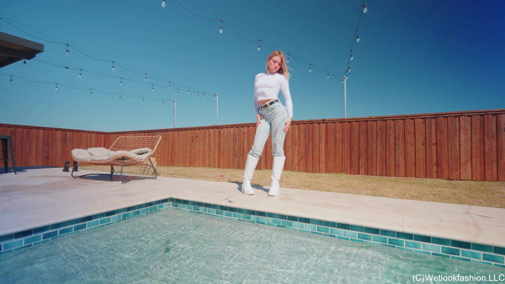 Bella Rose schwimmt das erste Mal mit Jeans bekleidet