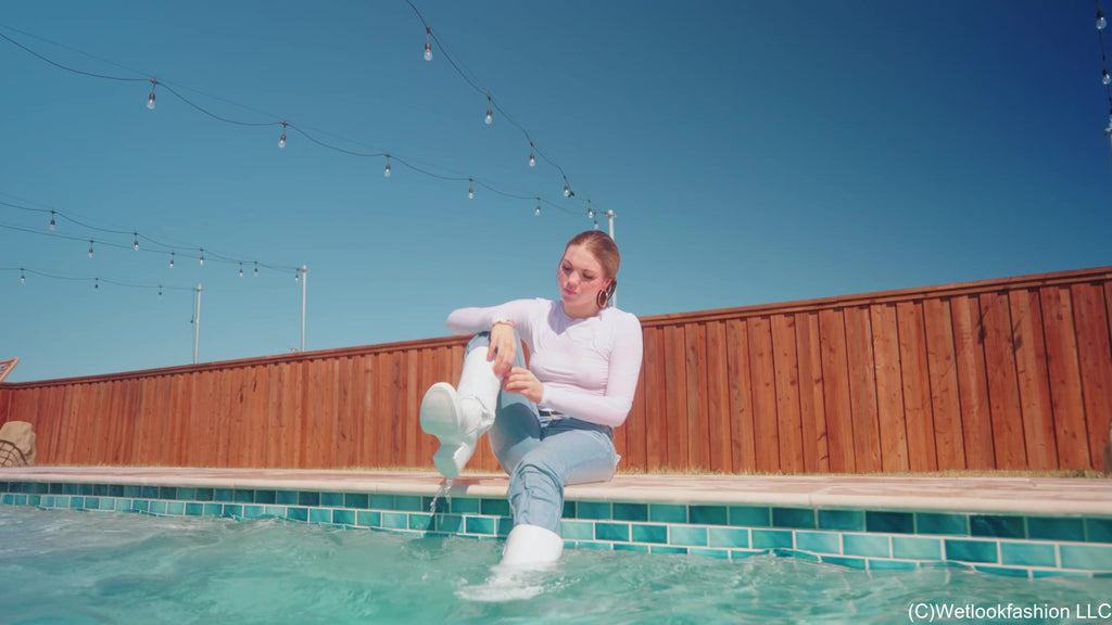 Bella Rose schwimmt das erste Mal mit Jeans bekleidet