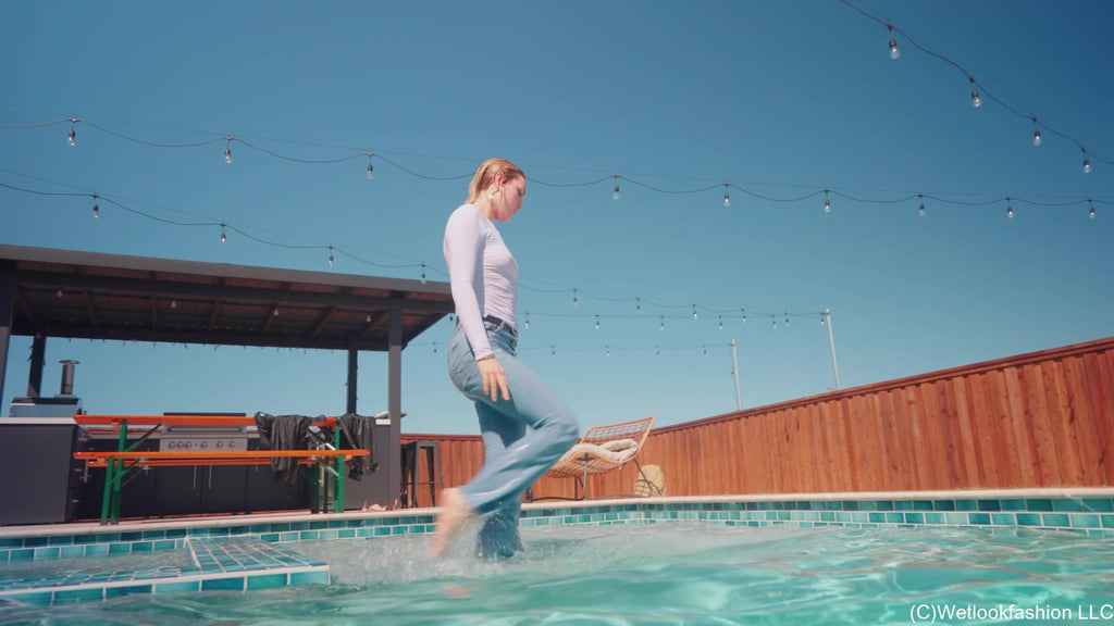 Bella Rose schwimmt das erste Mal mit Jeans bekleidet