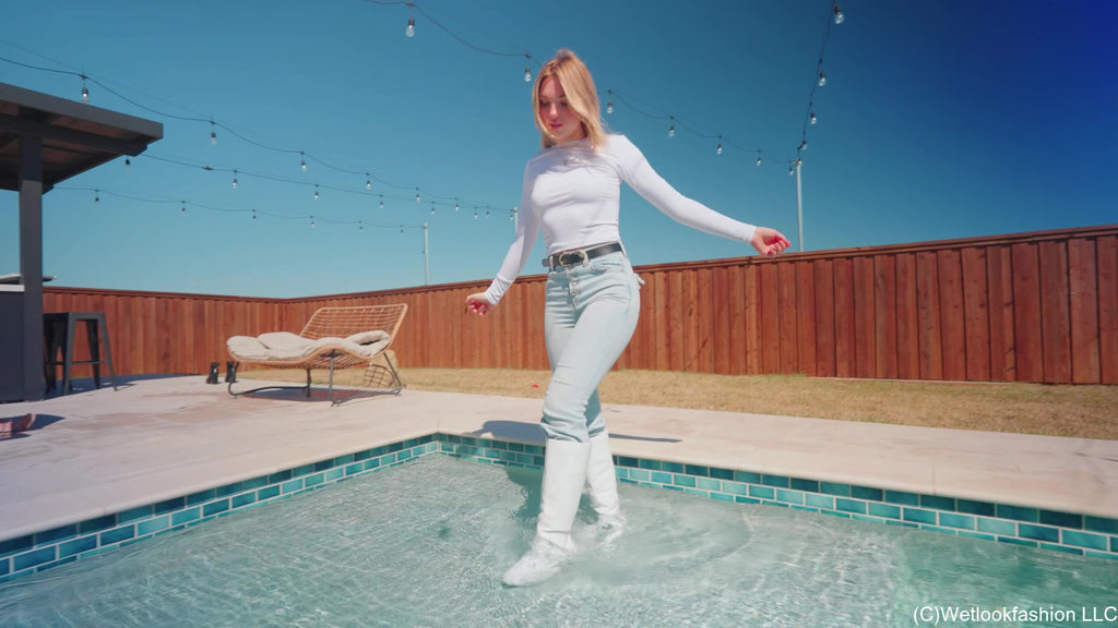 Bella Rose schwimmt das erste Mal mit Jeans bekleidet