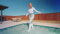 Bella Rose schwimmt das erste Mal mit Jeans bekleidet