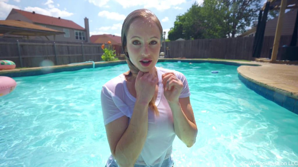 Camille schwimmt in einem weißen Hemd und einer blauen Satinhose