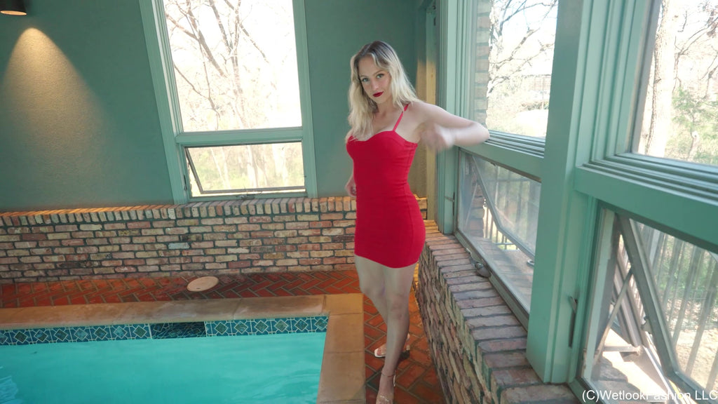 Camille trägt ein kurzes rotes Kleid im Pool