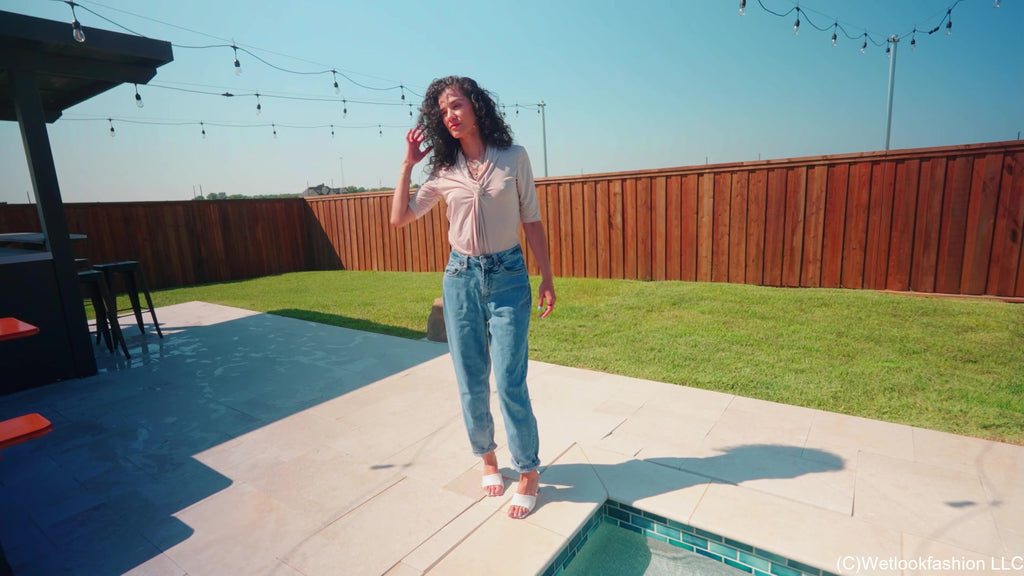 Carla fällt mit Jeans und einem durchsichtigen Oberteil in den Pool