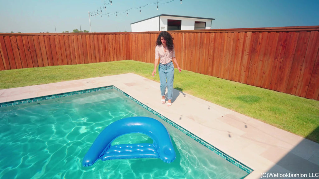 Carla fällt mit Jeans und einem durchsichtigen Oberteil in den Pool