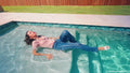 Carla fällt mit Jeans und einem durchsichtigen Oberteil in den Pool