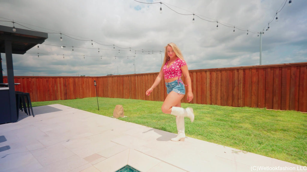 Cowgirl Brinley geht mit Stiefeln und Shorts schwimmen