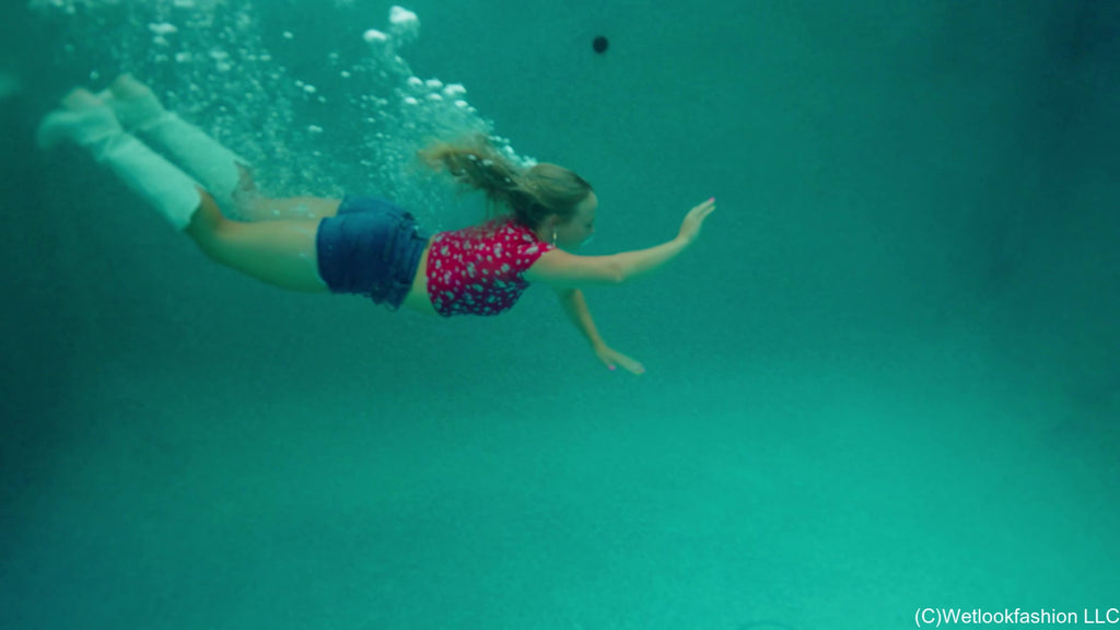 Cowgirl Brinley geht mit Stiefeln und Shorts schwimmen