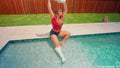 Cowgirl Brinley geht mit Stiefeln und Shorts schwimmen