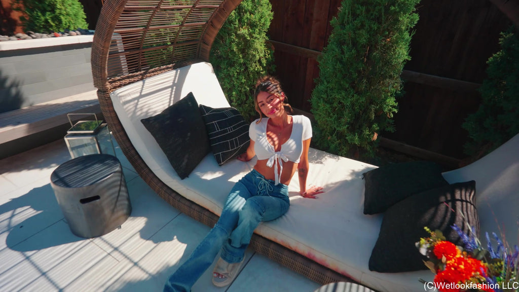 Diana schwimmt und seift sich in Jeans und Crop Top ein