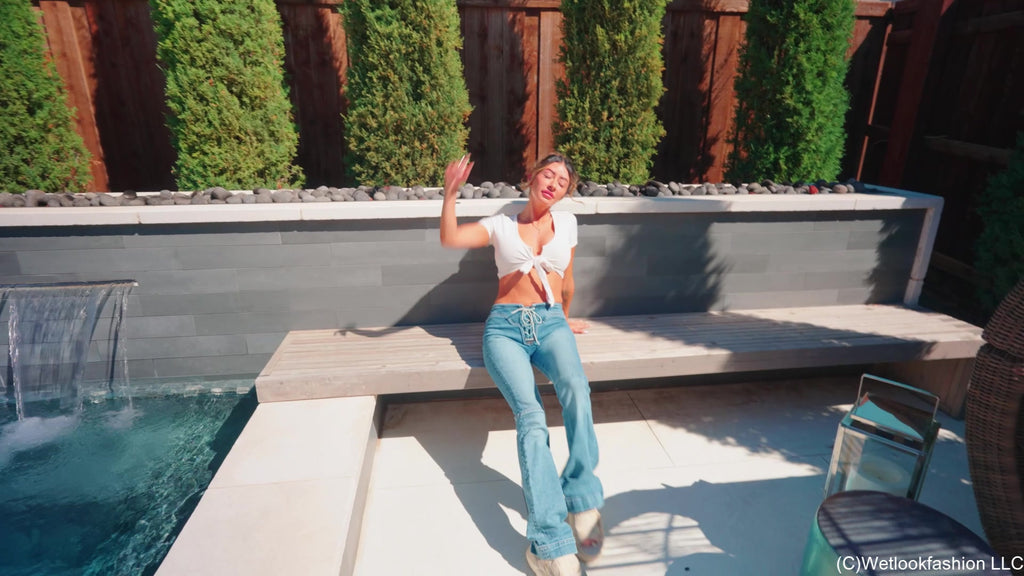 Diana schwimmt und seift sich in Jeans und Crop Top ein