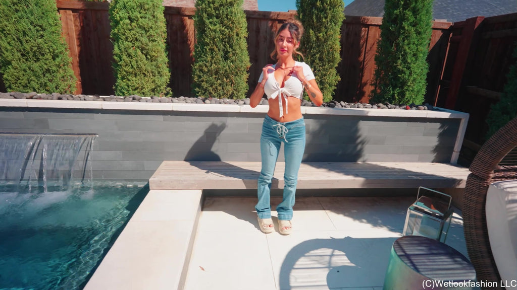 Diana schwimmt und seift sich in Jeans und Crop Top ein