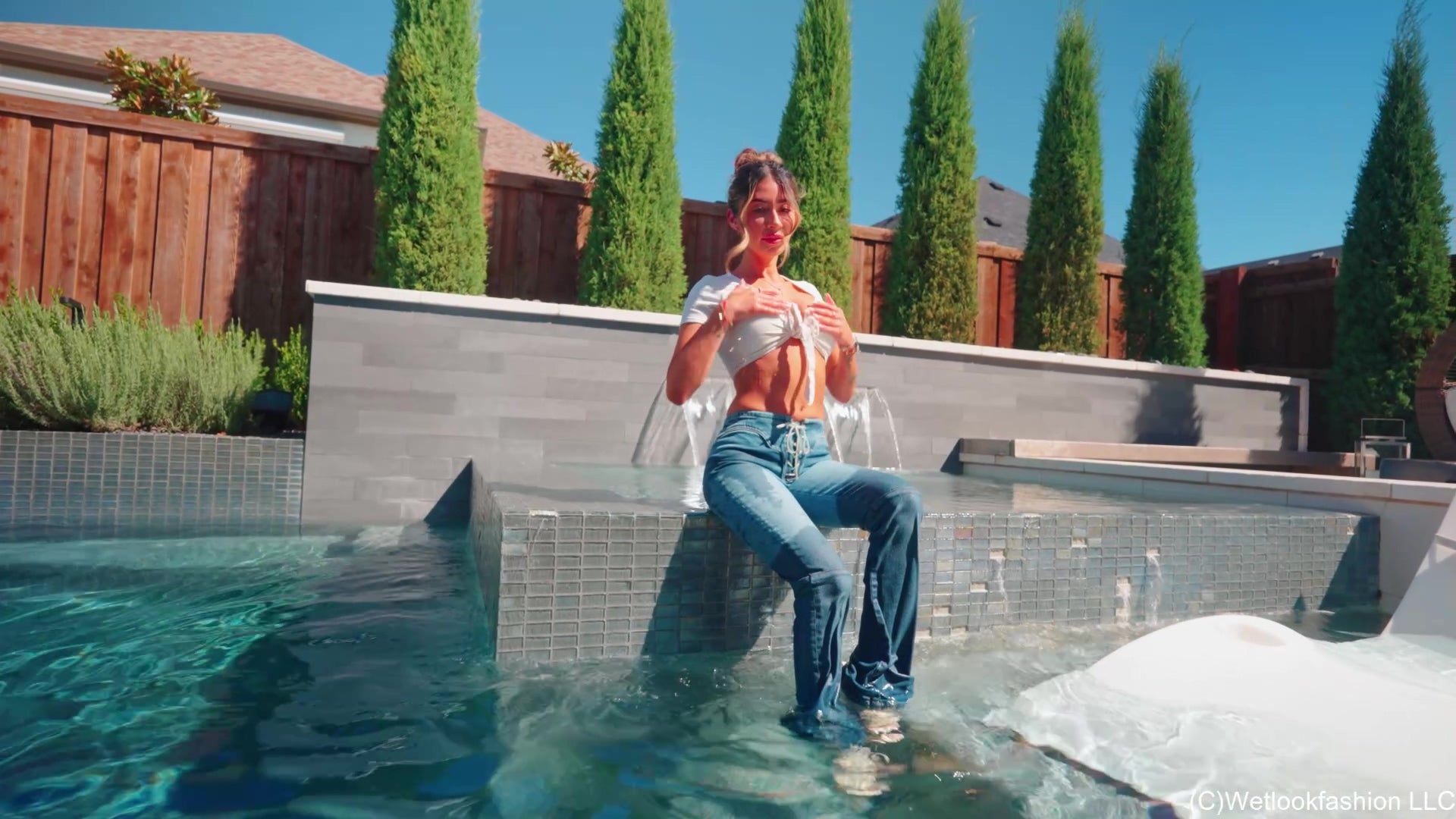 Diana schwimmt und seift sich in Jeans und Crop Top ein