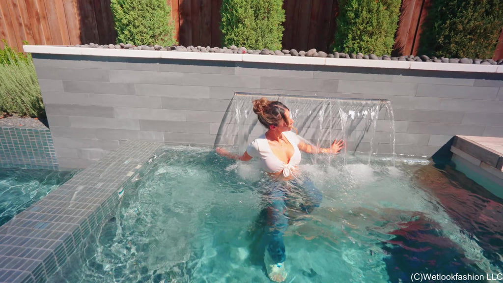 Diana schwimmt und seift sich in Jeans und Crop Top ein
