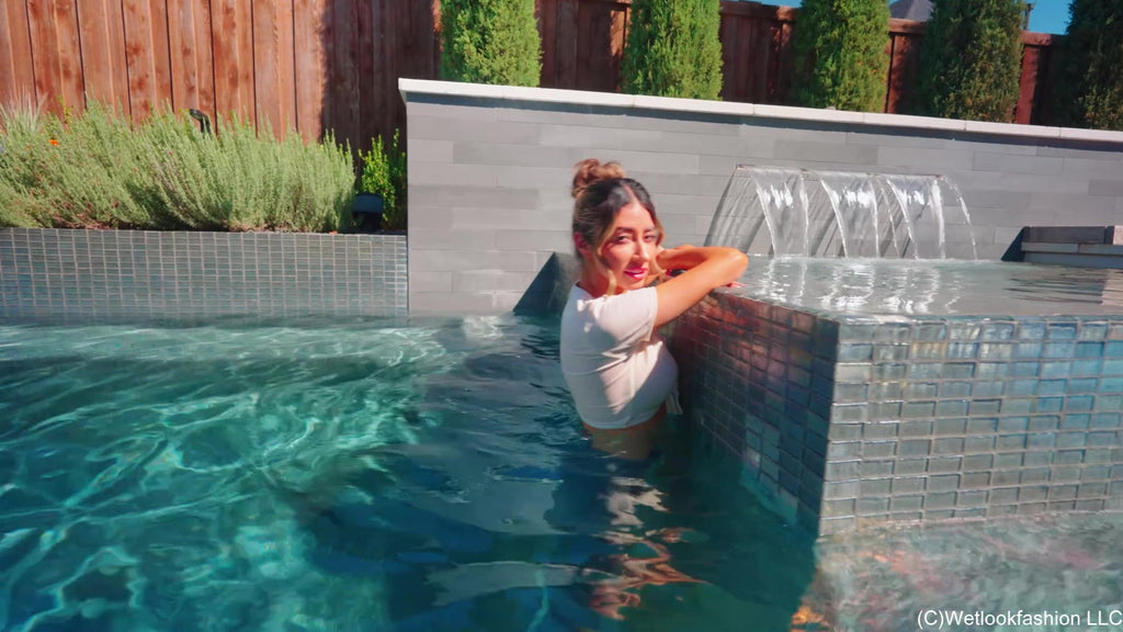 Diana schwimmt und seift sich in Jeans und Crop Top ein
