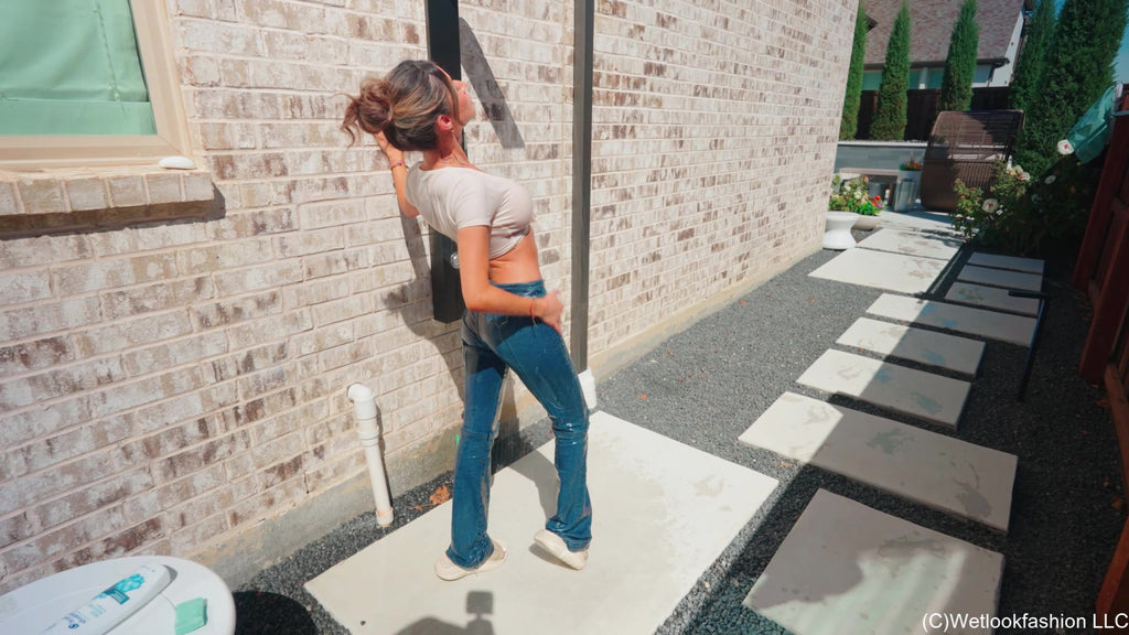 Diana schwimmt und seift sich in Jeans und Crop Top ein