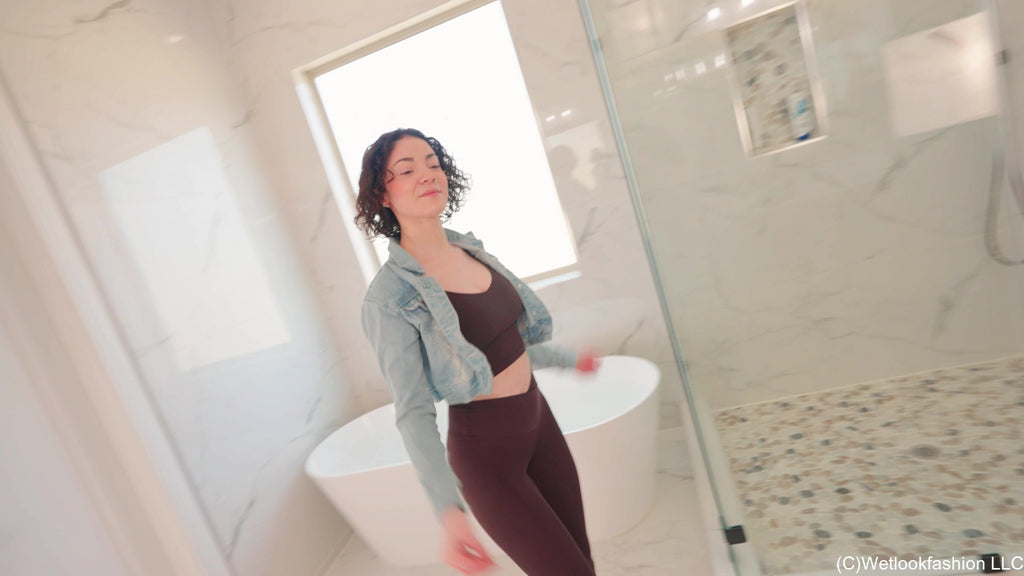 Elena wird nass in einem Yoga- und Jeans-Outfit