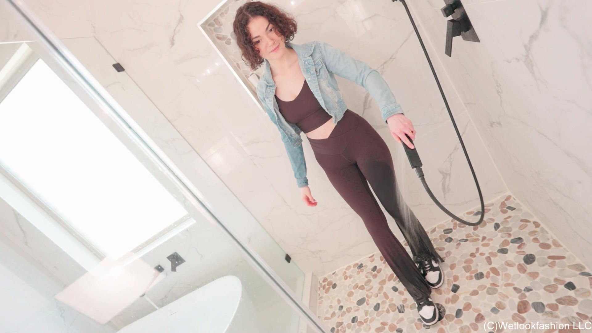 Elena wird nass in einem Yoga- und Jeans-Outfit