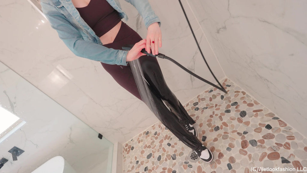 Elena wird nass in einem Yoga- und Jeans-Outfit
