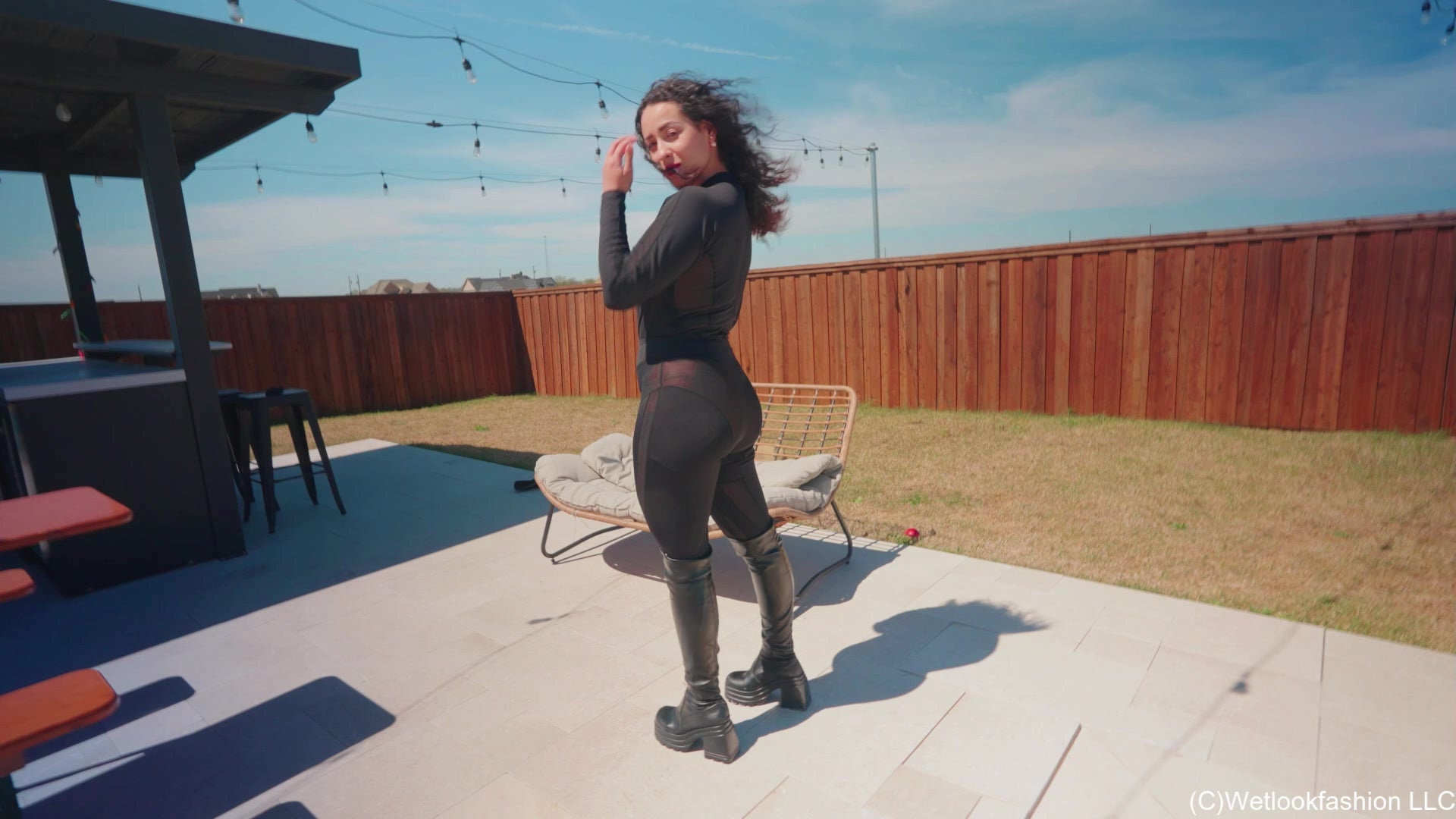 Ginas erstes Bad im komplett bekleideten Mesh-Catsuit