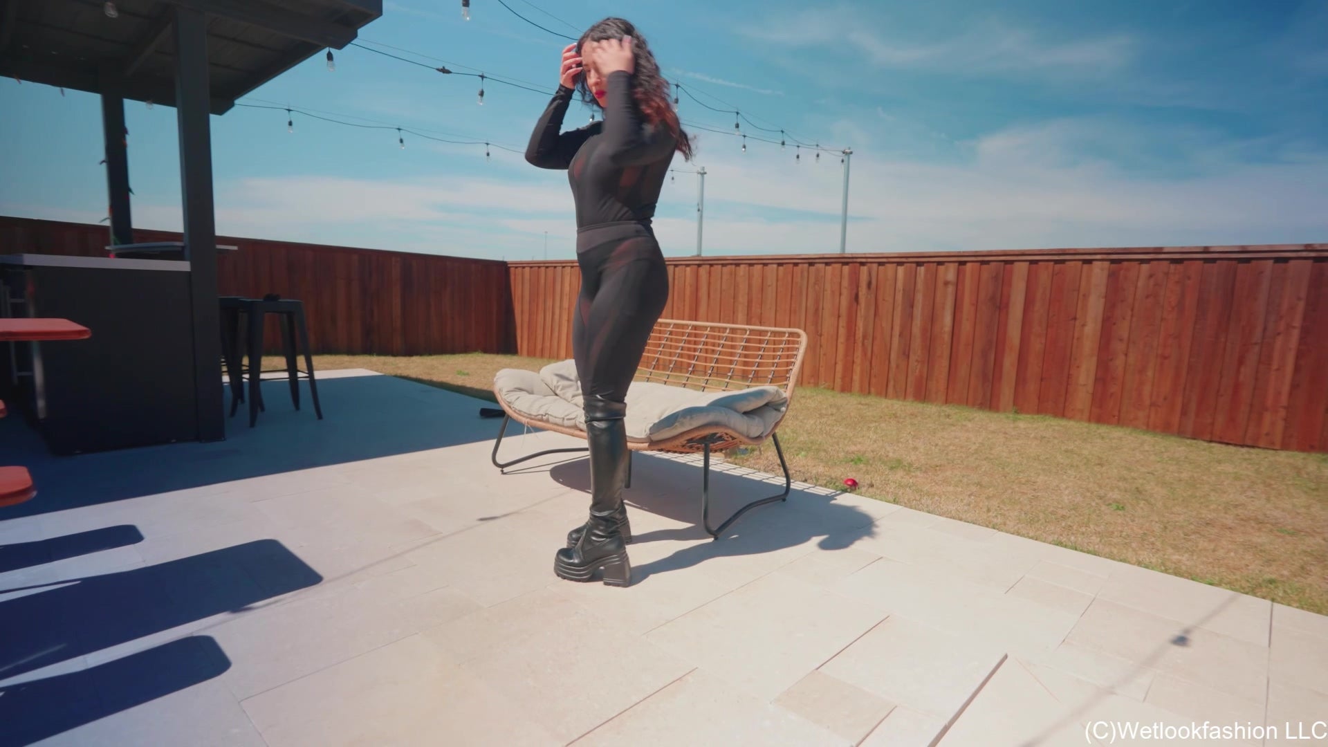 Ginas erstes Bad im komplett bekleideten Mesh-Catsuit