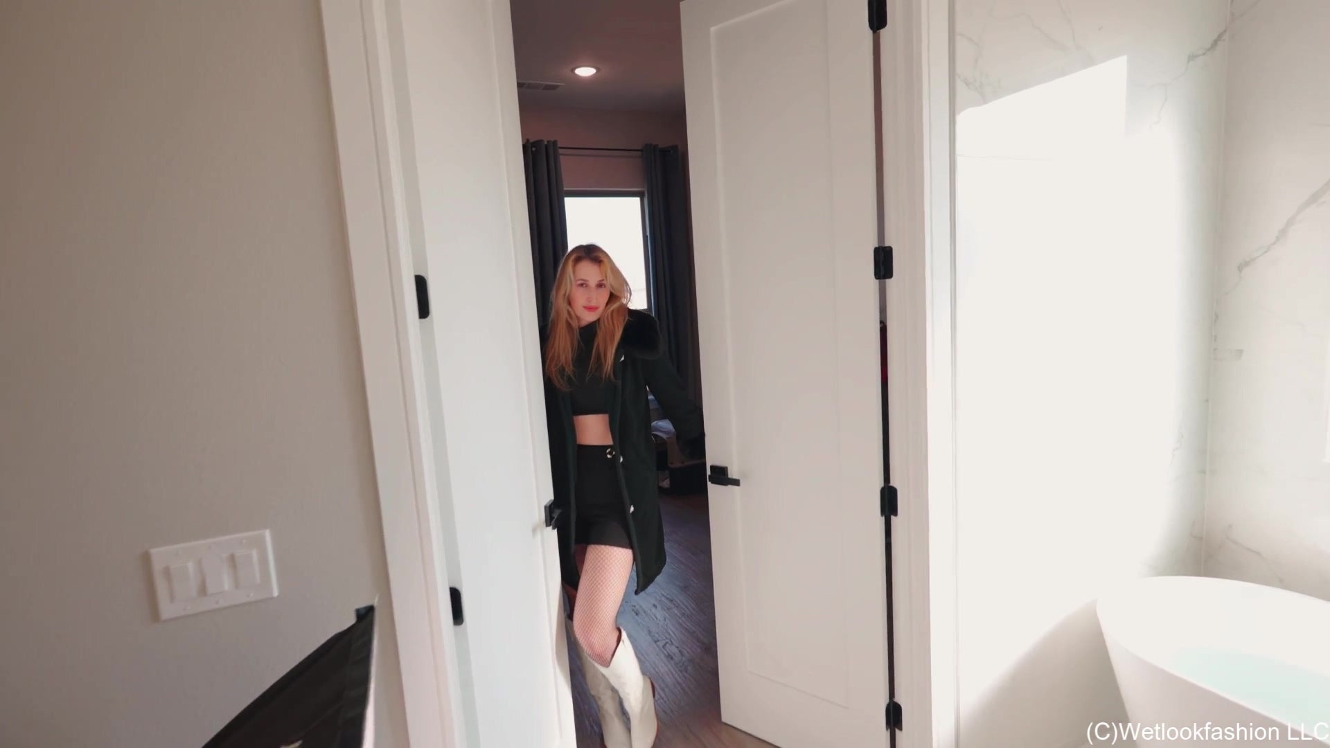 Gossip Girl Ariel nimmt ein Bad und eine Dusche mit Kleidung an