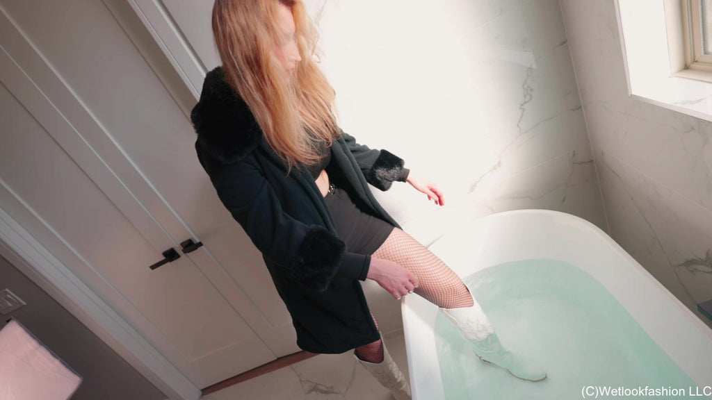 Gossip Girl Ariel nimmt ein Bad und eine Dusche mit Kleidung an