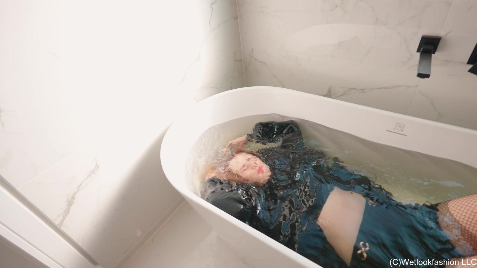 Gossip Girl Ariel nimmt ein Bad und eine Dusche mit Kleidung an