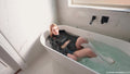 Gossip Girl Ariel nimmt ein Bad und eine Dusche mit Kleidung an