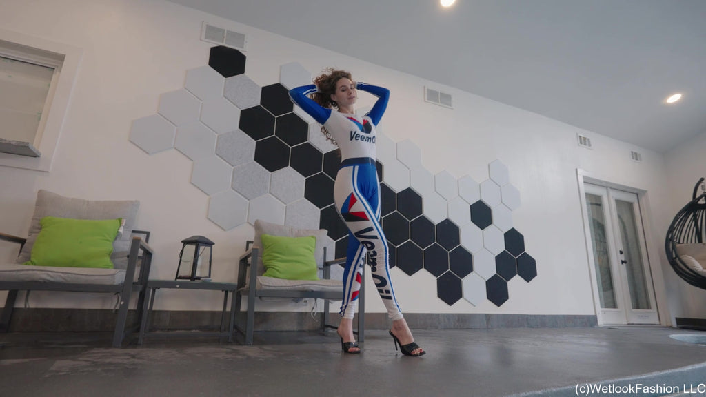 Grid Girl Lilith nimmt in ihrem Renn-Outfit ein Bad im Pool