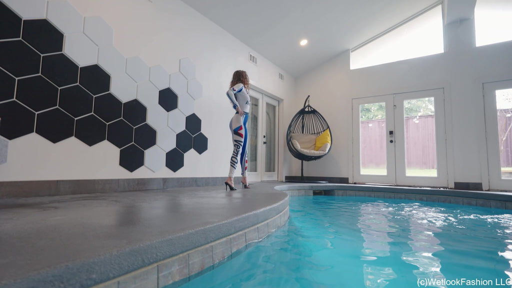 Grid Girl Lilith nimmt in ihrem Renn-Outfit ein Bad im Pool