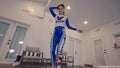Grid Girl Lilith nimmt in ihrem Renn-Outfit ein Bad im Pool