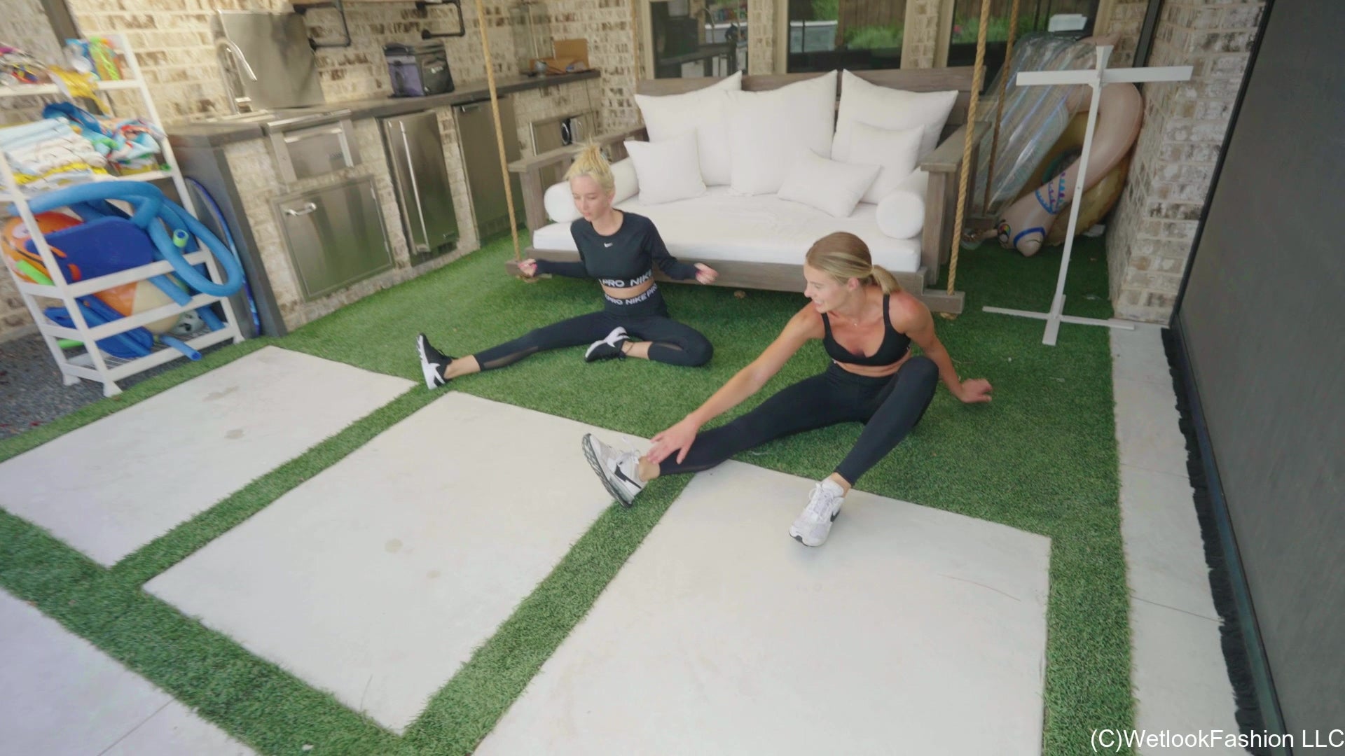 Hanna und Joy – Partnerlook: Nike Pro Workout Swim
