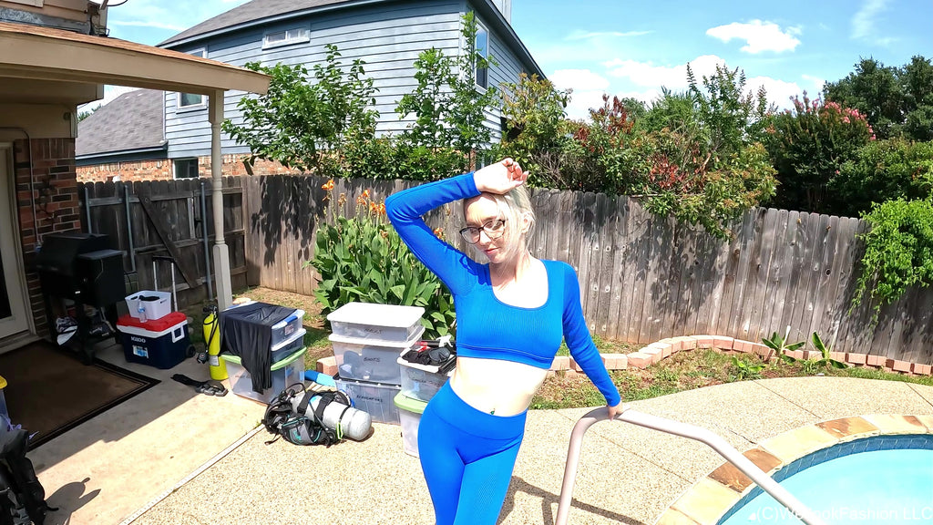 Hannah wird nass in einem blauen Sport-Set