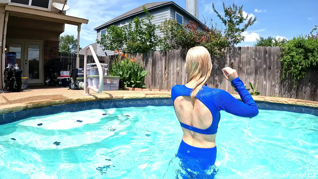 Hannah wird nass in einem blauen Sport-Set