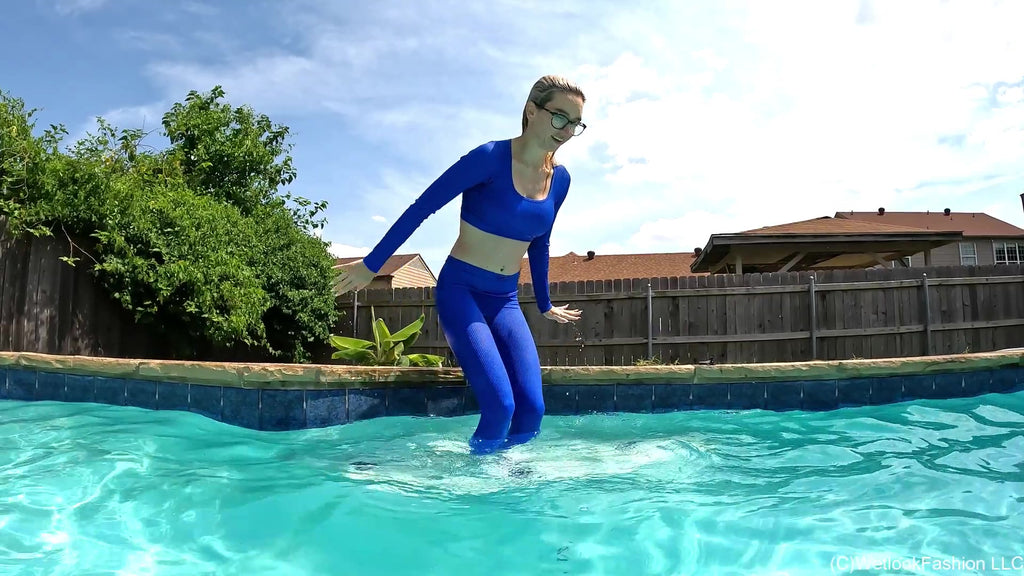 Hannah wird nass in einem blauen Sport-Set