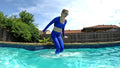 Hannah wird nass in einem blauen Sport-Set