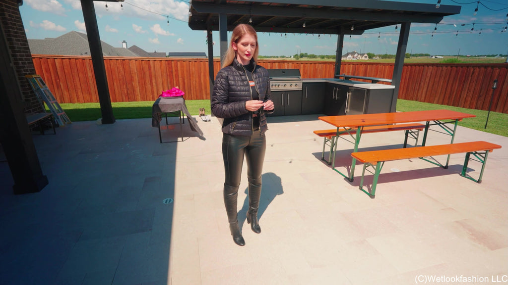 Harley Girl Kate wird nass in Leggings, Stiefeln und Jacke