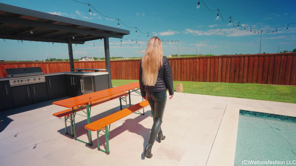 Harley Girl Kate wird nass in Leggings, Stiefeln und Jacke