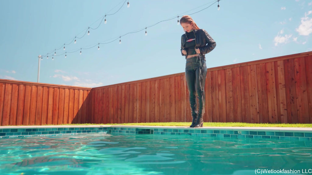 Harley Girl Kate wird nass in Leggings, Stiefeln und Jacke