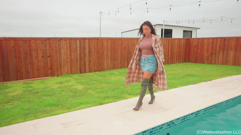 Iris schwimmt in einem Jeansrock, Stiefeln und langem Flanellhemd