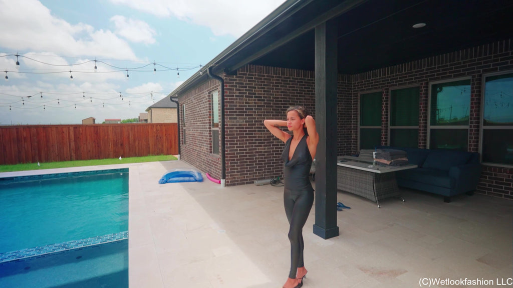 Jasmine schwimmt in glänzenden Wetlook-Leggings und Satin-Top