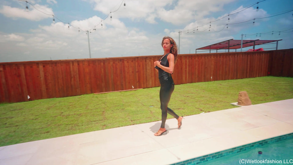 Jasmine schwimmt in glänzenden Wetlook-Leggings und Satin-Top