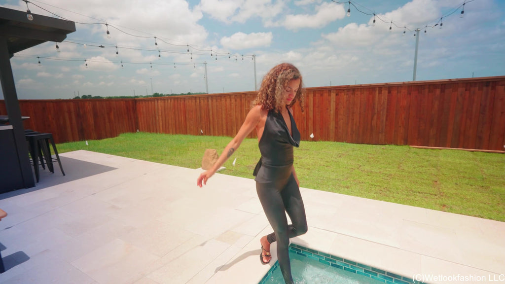 Jasmine schwimmt in glänzenden Wetlook-Leggings und Satin-Top