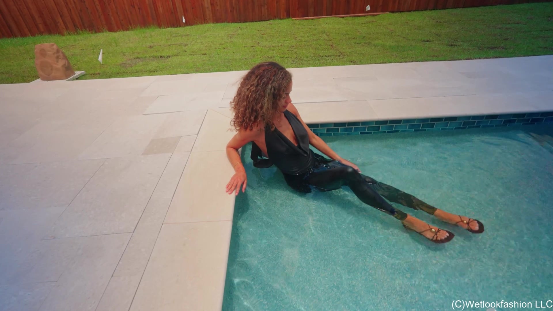 Jasmine schwimmt in glänzenden Wetlook-Leggings und Satin-Top