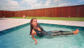 Jasmine schwimmt in glänzenden Wetlook-Leggings und Satin-Top