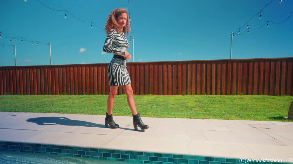 Jasmin geht im Minirock-Outfit mit Stiefeln schwimmen